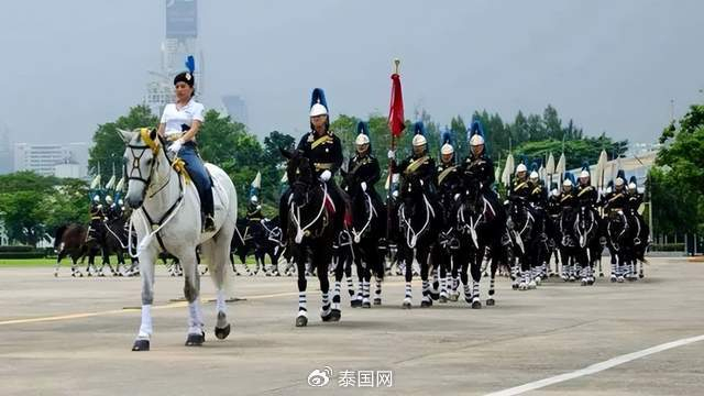 泰国国王下旨!王后三军一体!