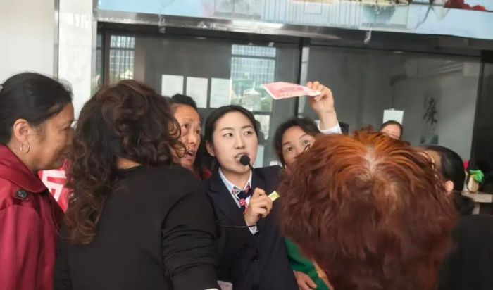 筑牢反假防线 守护钱袋安全——职教城支行开展反假币主题宣传活动