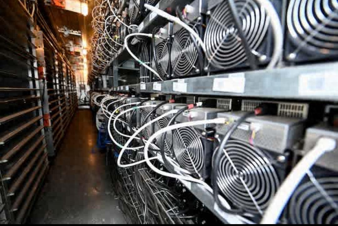 比特币矿工陷入"投降"阶段,AI转型重塑行业周期