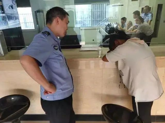 2016年两大妈用20万买80万假币，因质量太差花不掉报警，结局如何