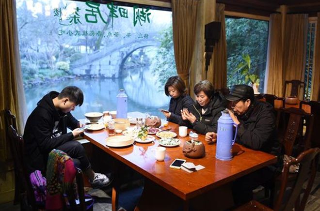 2016年两大妈用20万买80万假币，因质量太差花不掉报警，结局如何