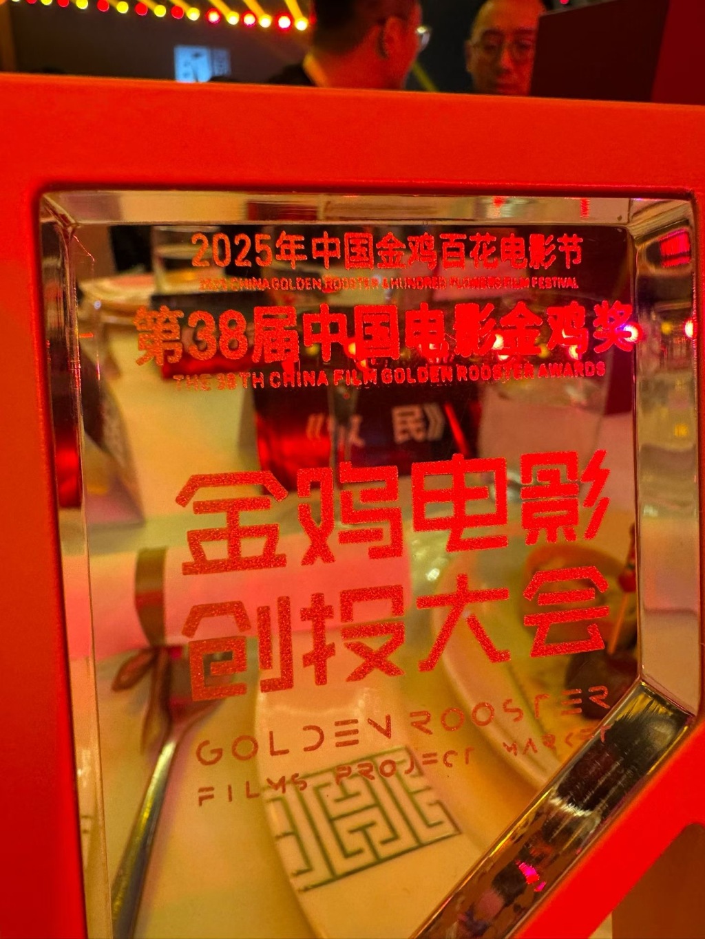一部AI科幻电影的“放牧”|AI影视到哪一步了(上)