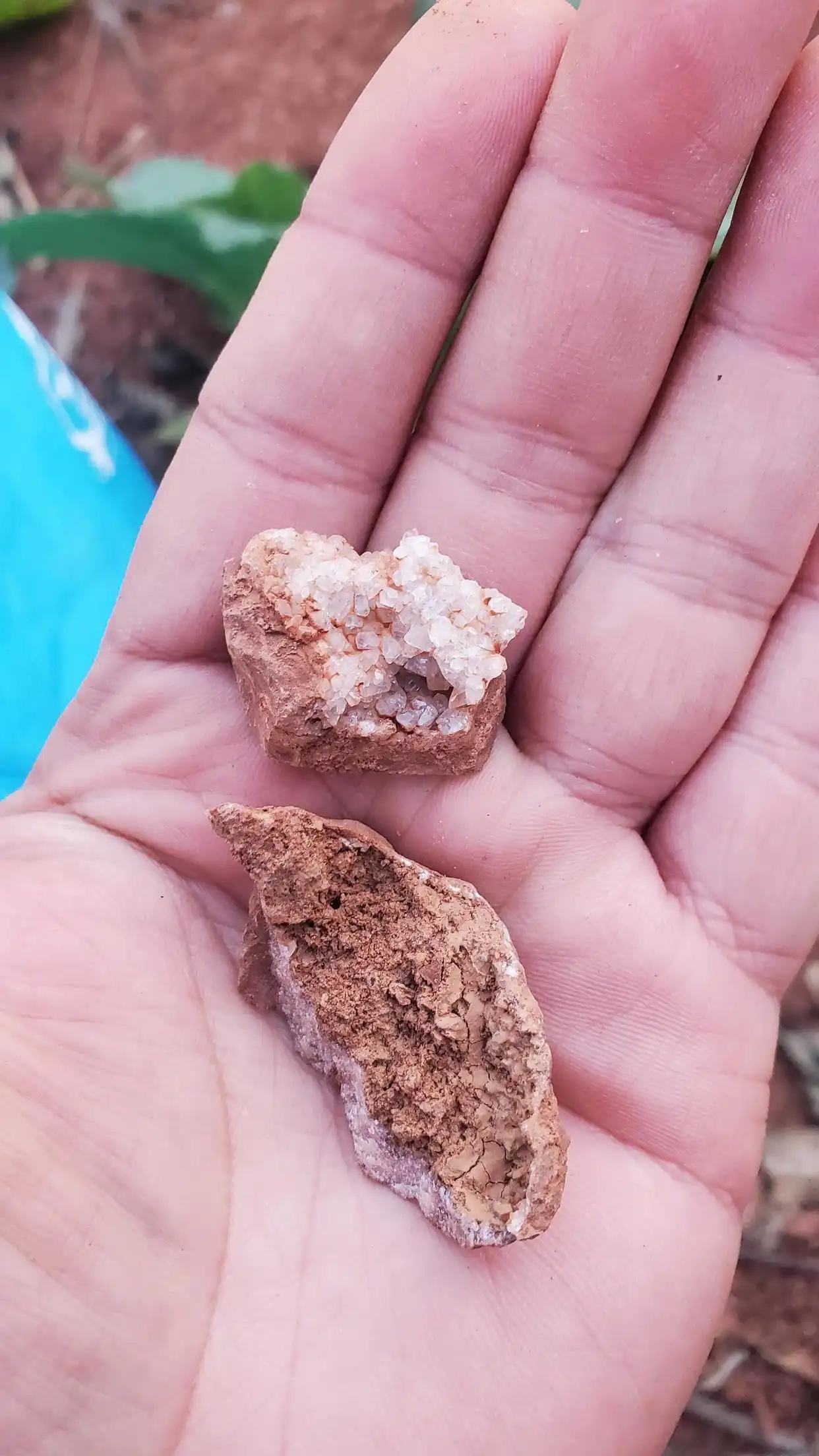 方解石挖掘地点_水晶矿场 宝石猜猜_成都挖水晶活动