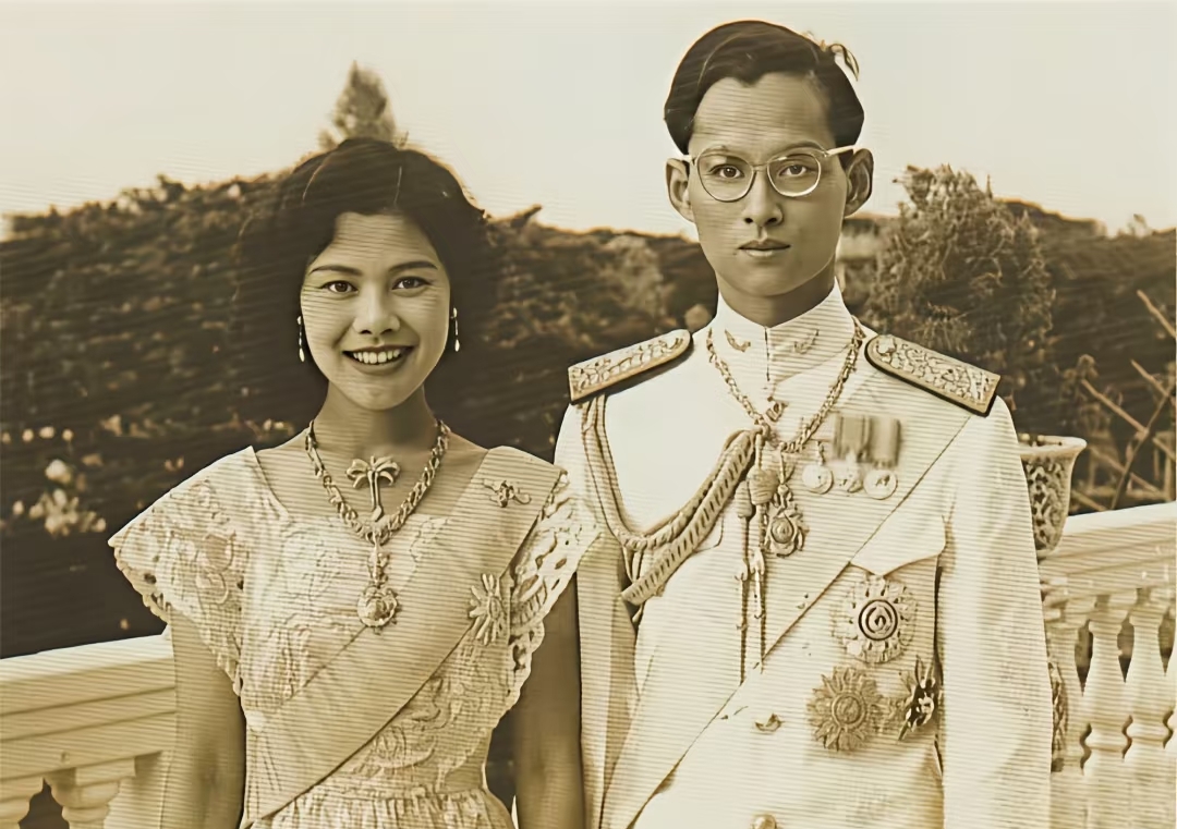 诗丽吉是普密蓬的侄女，都出自朱拉隆功嫡系子孙，玛哈也学了父亲