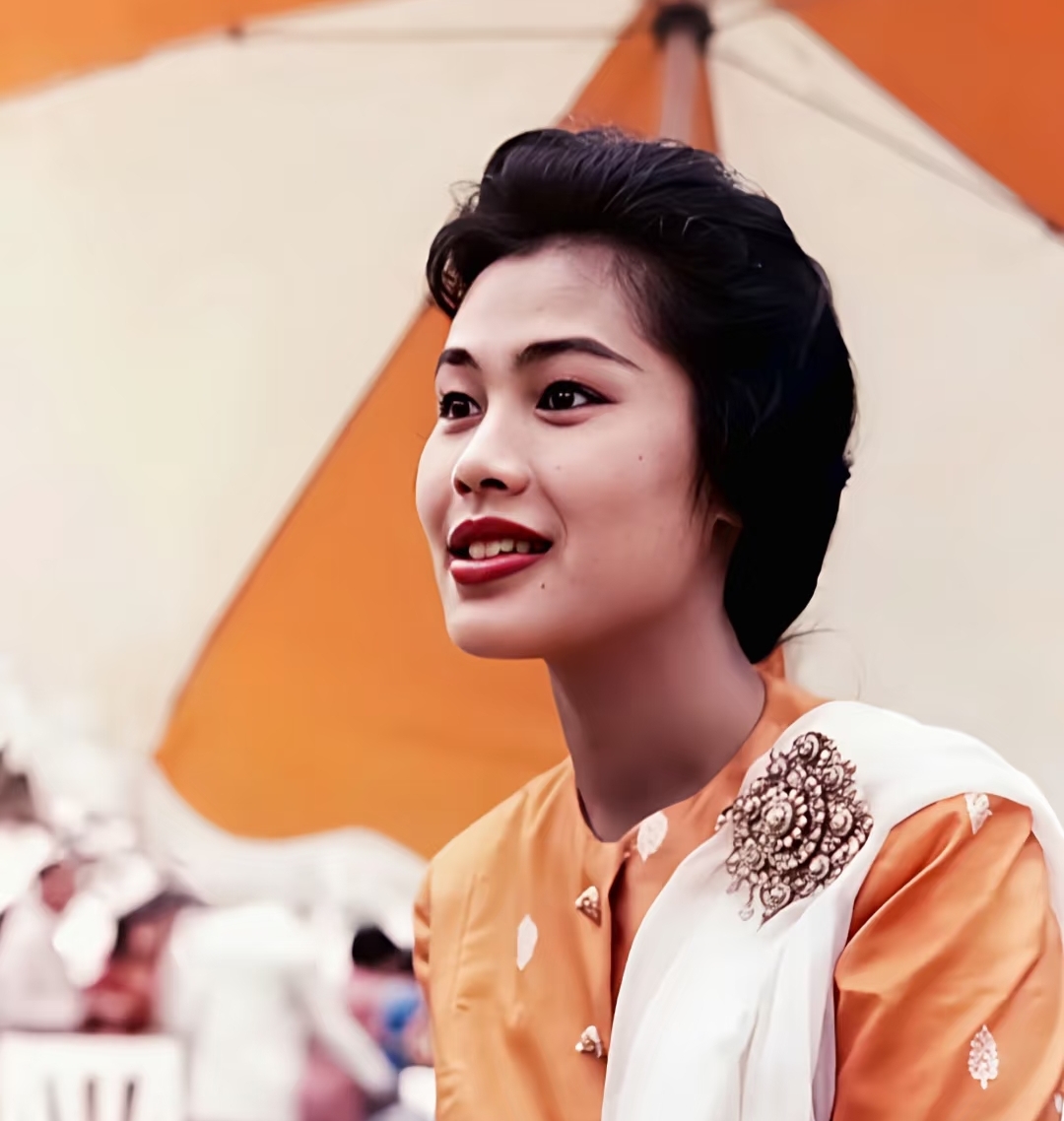 诗丽吉是普密蓬的侄女，都出自朱拉隆功嫡系子孙，玛哈也学了父亲