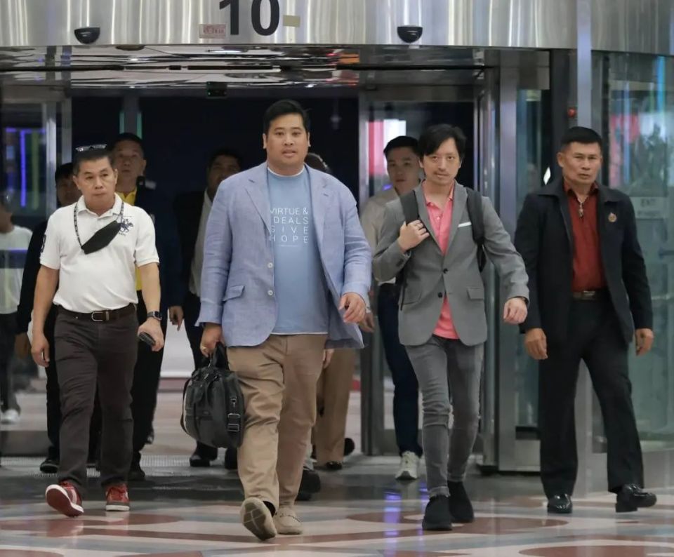 泰王的俩儿子返美!送别场面壮观,律师哥哥紧握医生弟弟手很呵护