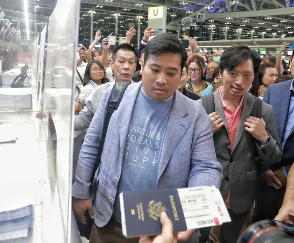 泰王的俩儿子返美!送别场面壮观,律师哥哥紧握医生弟弟手很呵护
