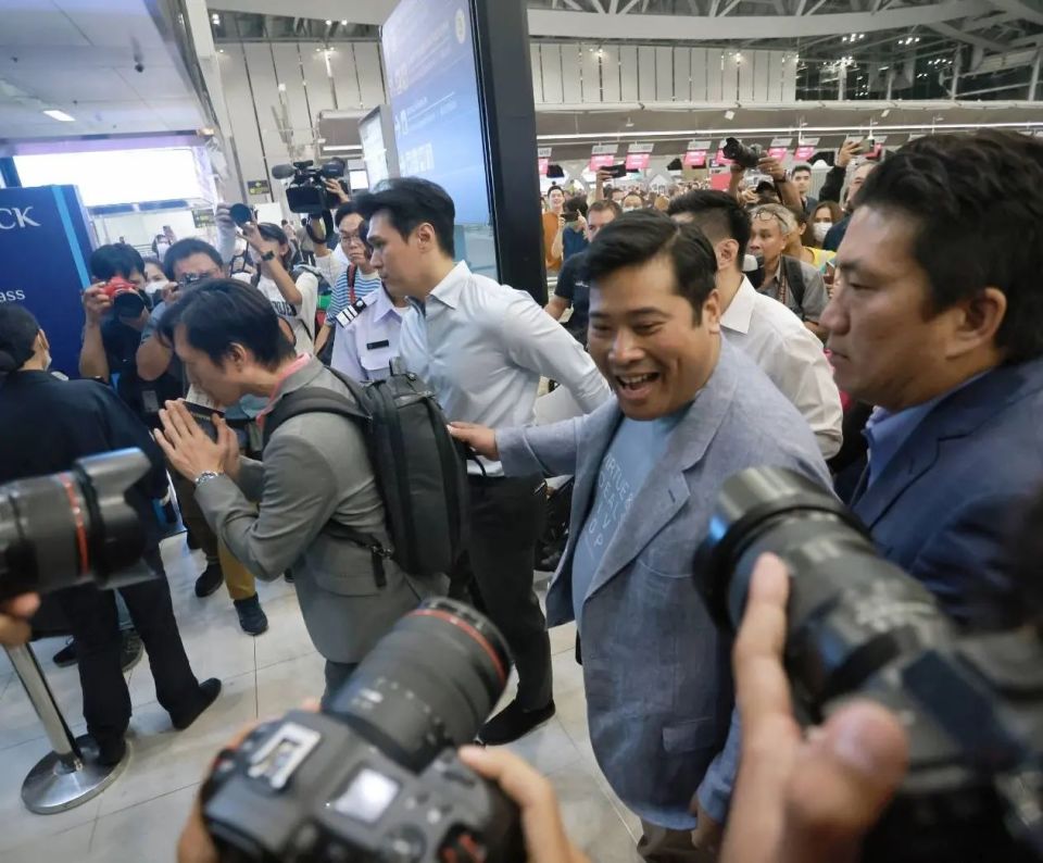 泰王的俩儿子返美!送别场面壮观,律师哥哥紧握医生弟弟手很呵护