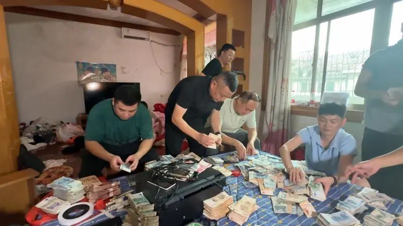 夫妻俩制假币,每天印多少花多少