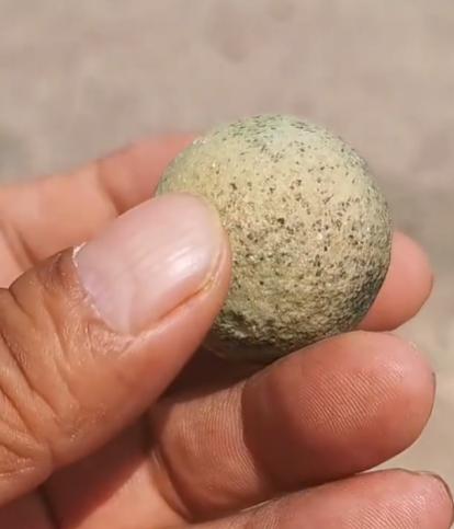 意外捡到这个石头还用上班吗?八十块买酒、十万块环游、三百万直接辞职