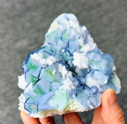 意外捡到这个石头还用上班吗?八十块买酒、十万块环游、三百万直接辞职